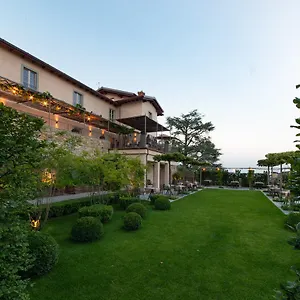 Отель Relais San Vigilio Al Castello